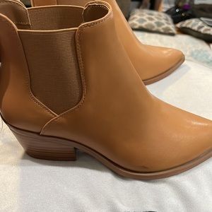 Universal Thread boots size 6